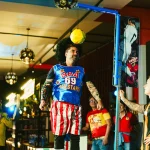 Persona diviertiéndose con el CR7 Jump Challenge en una cena de empresa