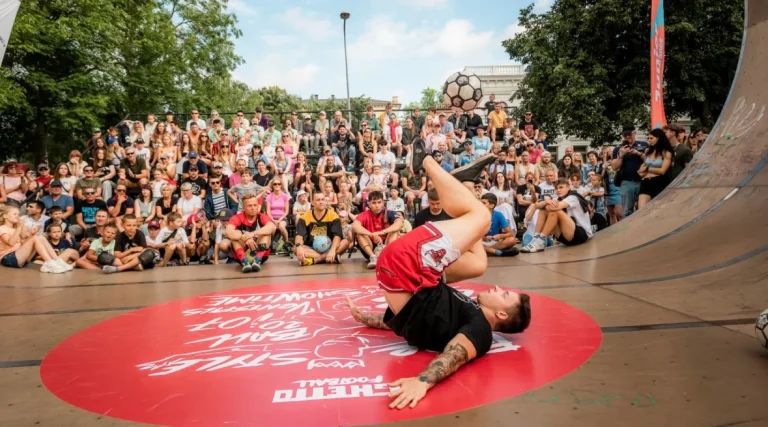 Las populares peñas deportivas también son animadas por Show Flow