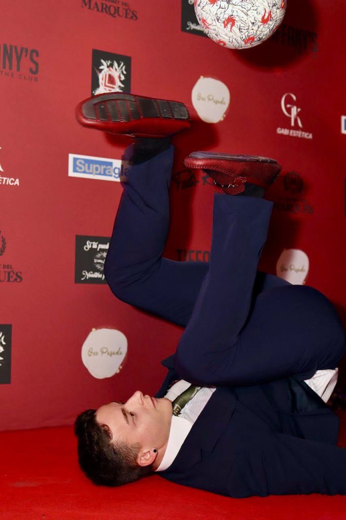 ÁLvaro López haciendo una pequeña exhibición de Freestyle Fútbol en los Premios Yo Estoy de Moda