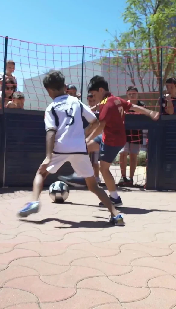 Niños divirtiéndose en el evento de ShowFlow en el reconocido centro comercial de Torre Sevilla