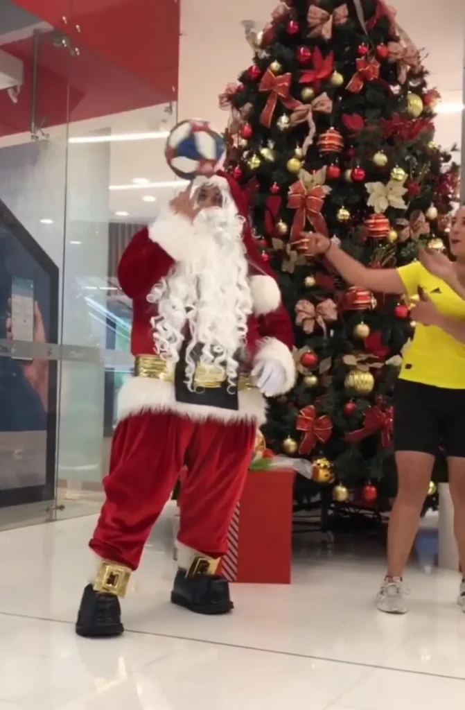 Papá Noel demostrando sus habilidades con el balón