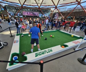 Las emocionantes y rápidas partidas de Billar Fútbol atraen mucho público