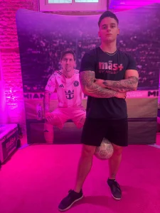 Álvaro López, CEO de ShowFlow en su participación en el pop up de +By Messi