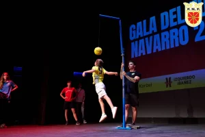 Niños intentando emular al CR7 y su poderoso salto