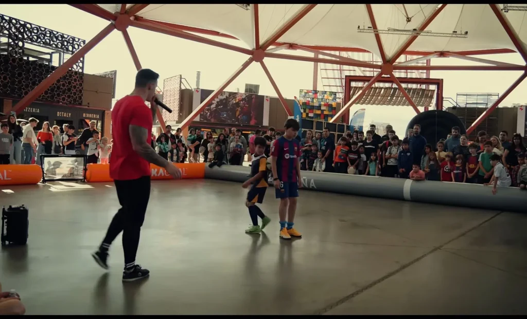 La animación profesional de ShowFlow en el lanzamiento de Topps