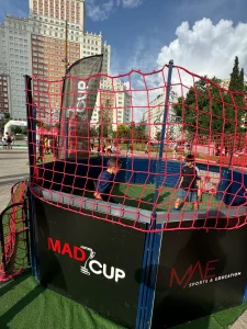 Evento comunitario animado con la popular jaula 1 vs 1