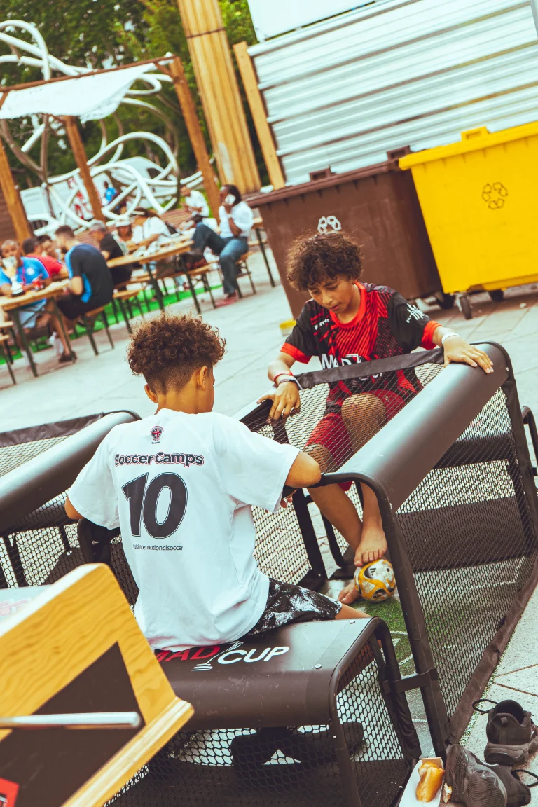 Niños juagando el popular Subsoccer