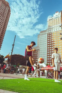 Partida de dobles en Teqball en Plaza España