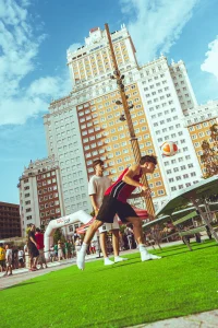 Remate de cabeza en la partida de Teqball en Plaza España, Madrid