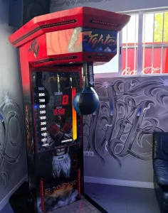 Máquina de boxeo dentro de un cuarto con decoración de arte callejero (graffiti).