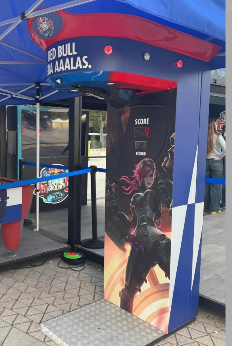 Máquina de boxeo roja de diseño alto con gráficos de boxeadores en el panel inferior.