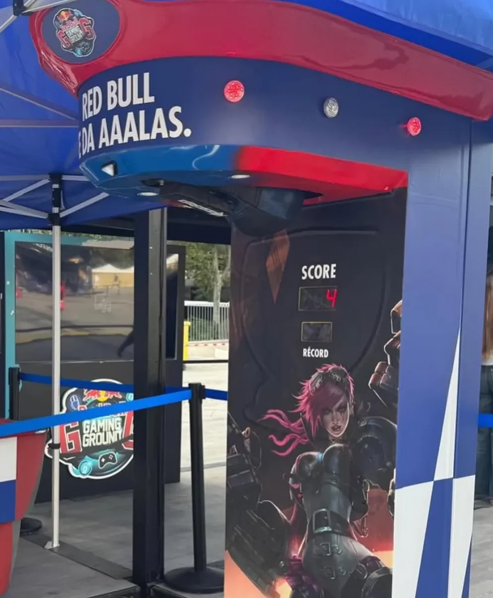 Máquina de boxeo roja de diseño alto con gráficos de boxeadores en el panel inferior.