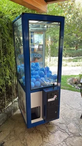 Máquina de garra azul con panel transparente