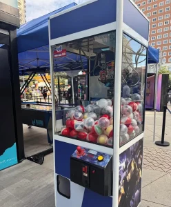 Máquina de garra ubicada al aire libre en un evento promocional