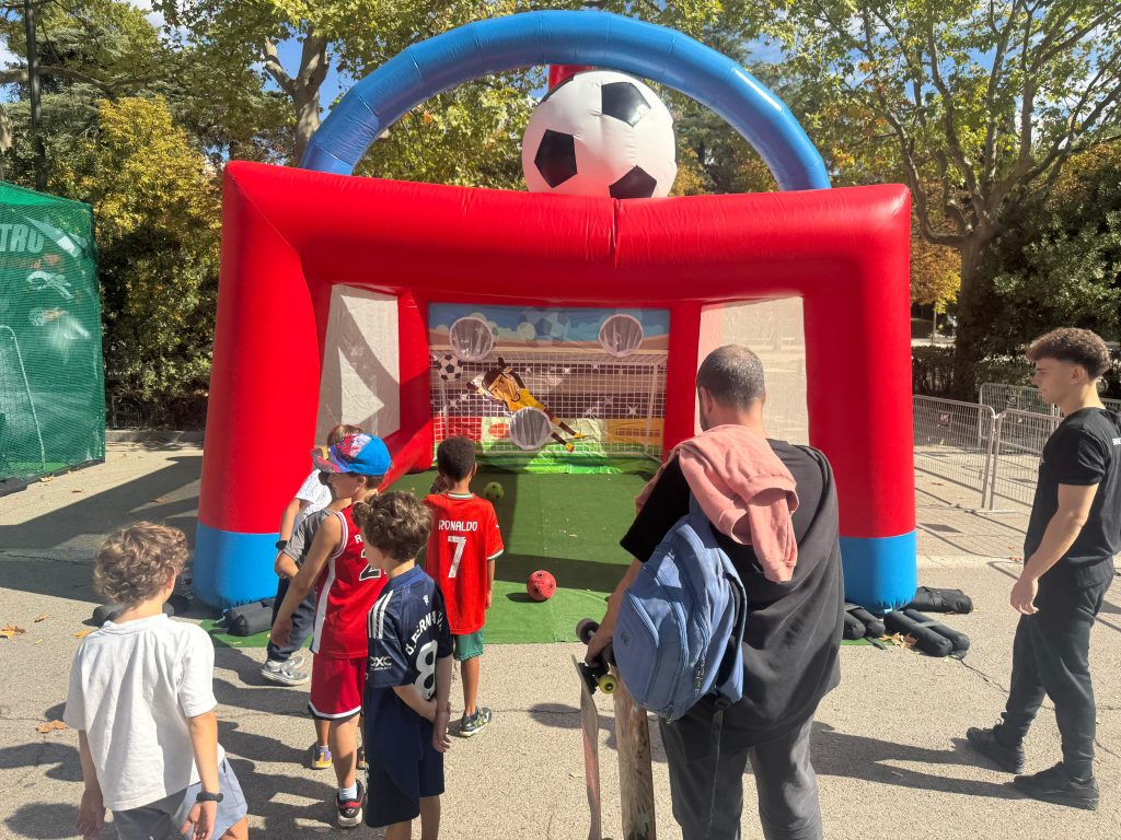 Niños impacientes por participar en nuestra portería hinchable