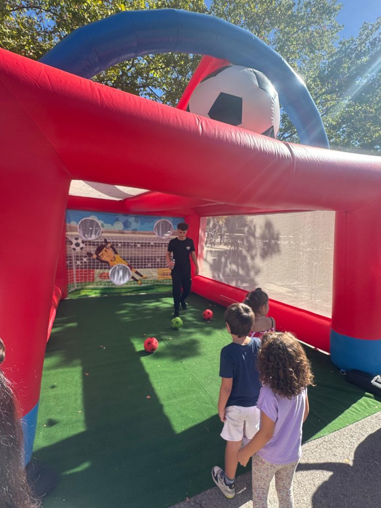 Niños jugando en la portería hinchable