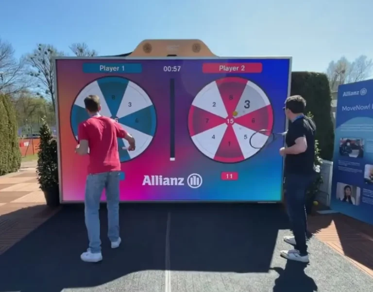 Juego interactivo de tenis con Diana de Puntuación para dos jugadores, activación de marca Allianz al aire libre.