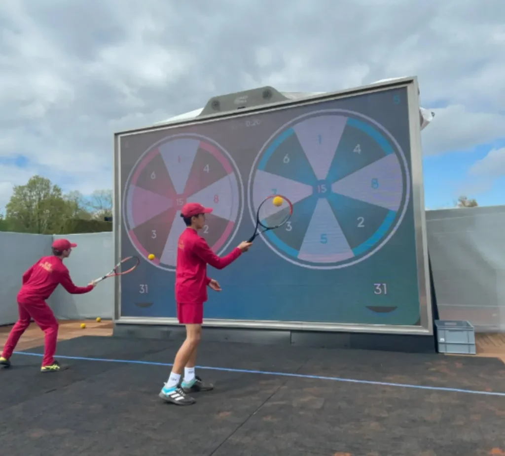 Demostración de simulador de tenis de precisión con dos jugadores en pantalla de objetivo interactivo.