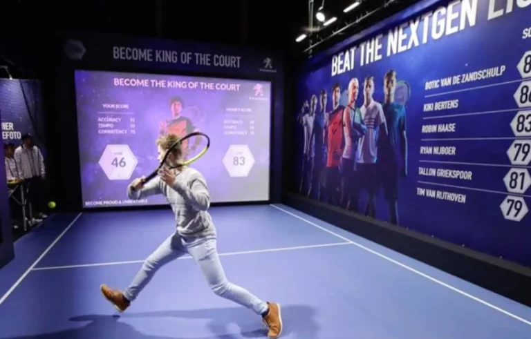 Joven jugando al tenis interactivo con raqueta en el simulador "King of the Court" de Peugeot en un evento.