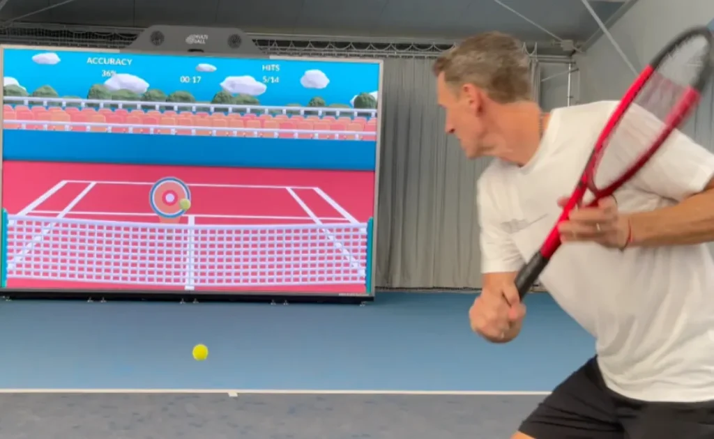 Jugador golpeando en simulador de tenis de realidad virtual con estadísticas de precisión y puntuación en pantalla.