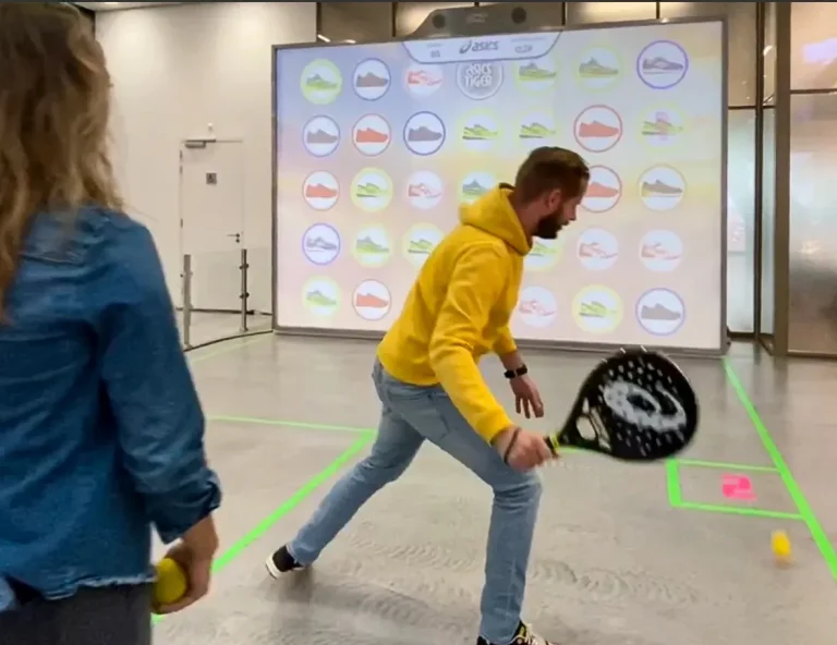 Hombre jugando con el simulador de pádel