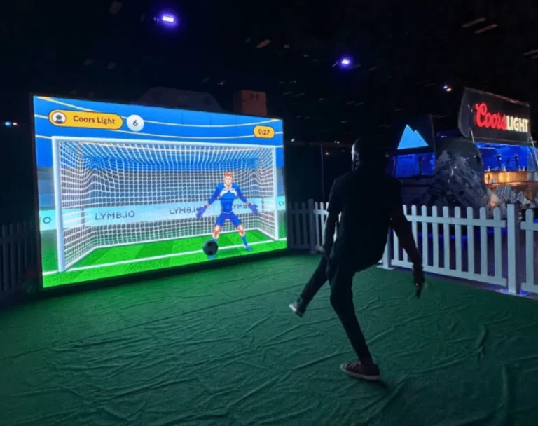 Activación de marca con pantalla interactiva de fútbol para Coors Light. Jugador patea a portería virtual.