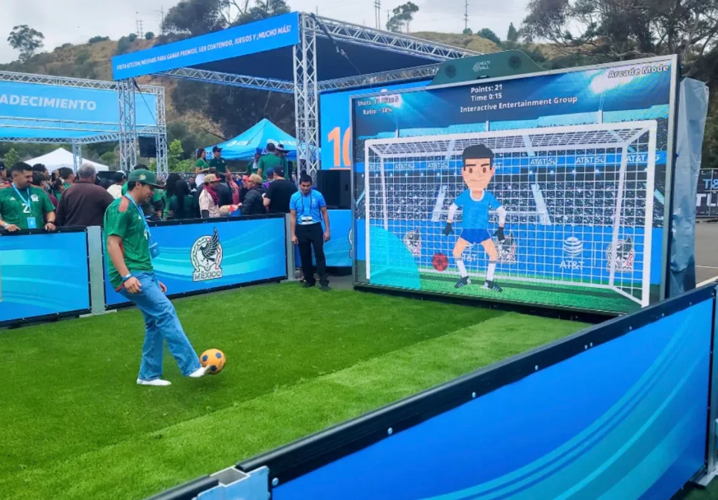 Juego de fútbol interactivo con pantalla y portero virtual en evento de la Selección Mexicana y AT&T.