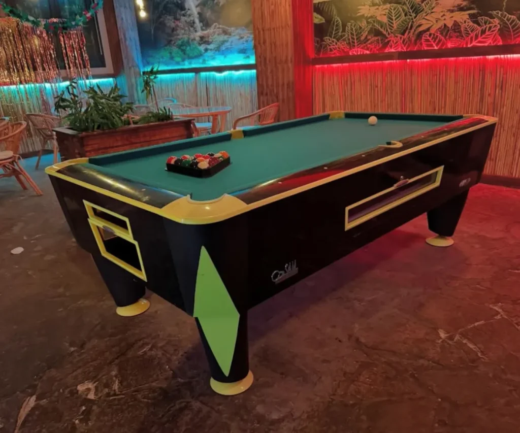 Mesa de billar de diseño moderno con detalles en verde neón y paño negro.