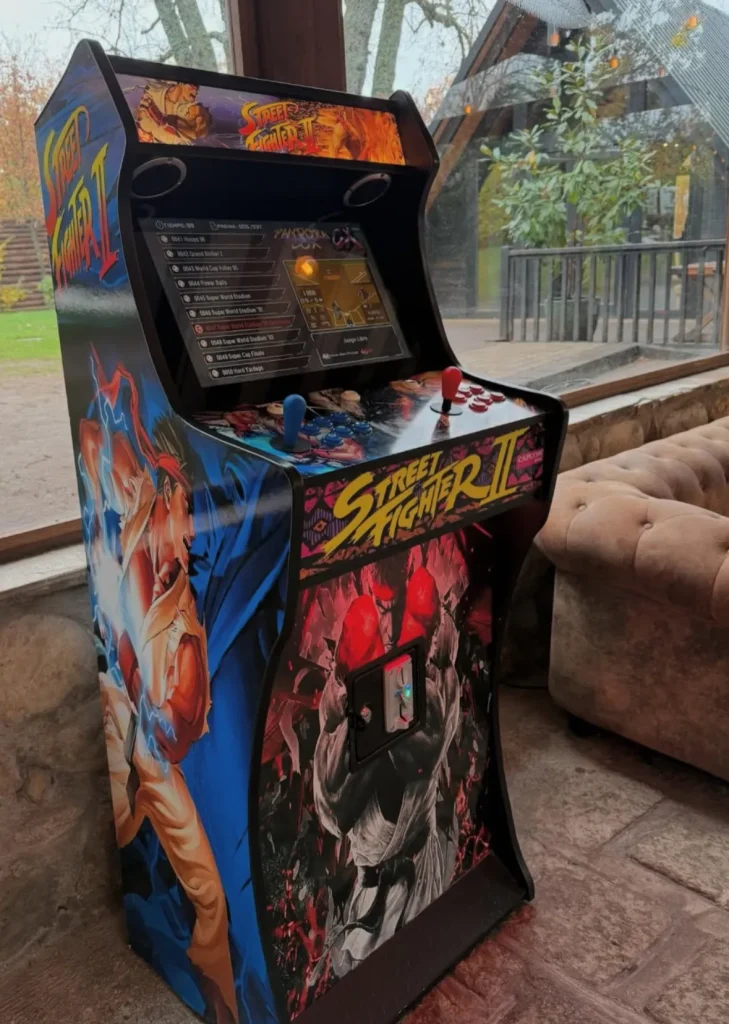 Máquina recreativa de tamaño completo con gráficos exteriores de personajes de Dragon Ball Z.