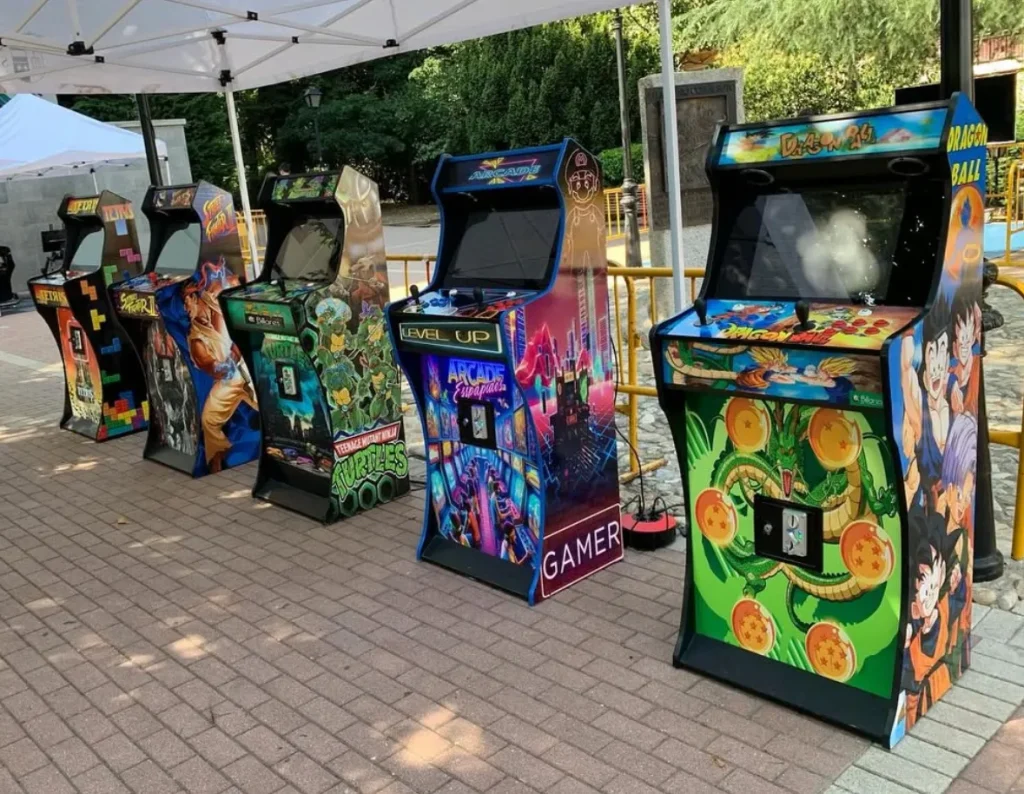 Línea de varias máquinas recreativas de estilo retro con diferentes gráficos de juegos