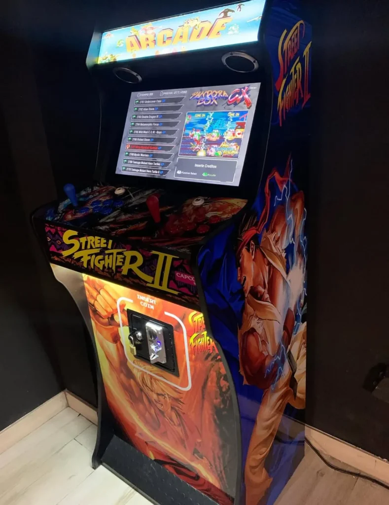 Máquina recreativa con gráficos laterales de Street Fighter II.