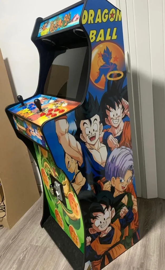 Vista frontal de una máquina recreativa arcade de color azul y naranja, con gráficos de varios personajes del anime Dragon Ball Z.