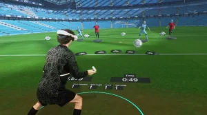 Captura de pantalla de la interfaz de realidad virtual donde se observa a un jugador en un estadio de fútbol digital interactuando con elementos virtuales.