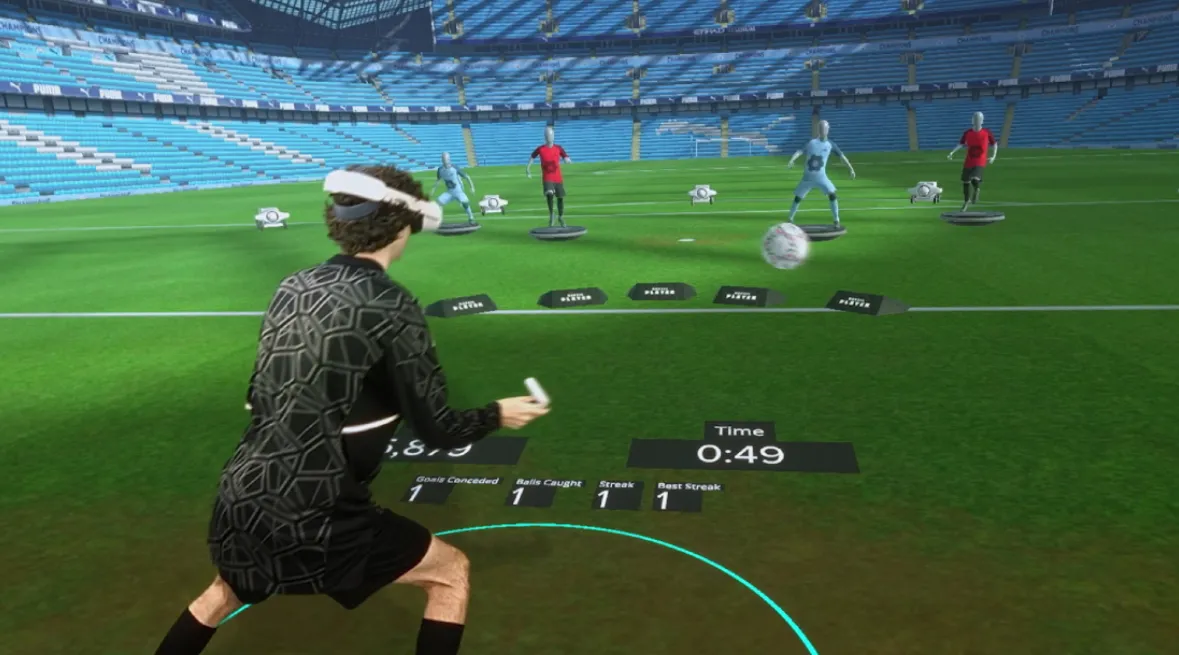 Captura de pantalla de la interfaz de realidad virtual donde se observa a un jugador en un estadio de fútbol digital interactuando con elementos virtuales.